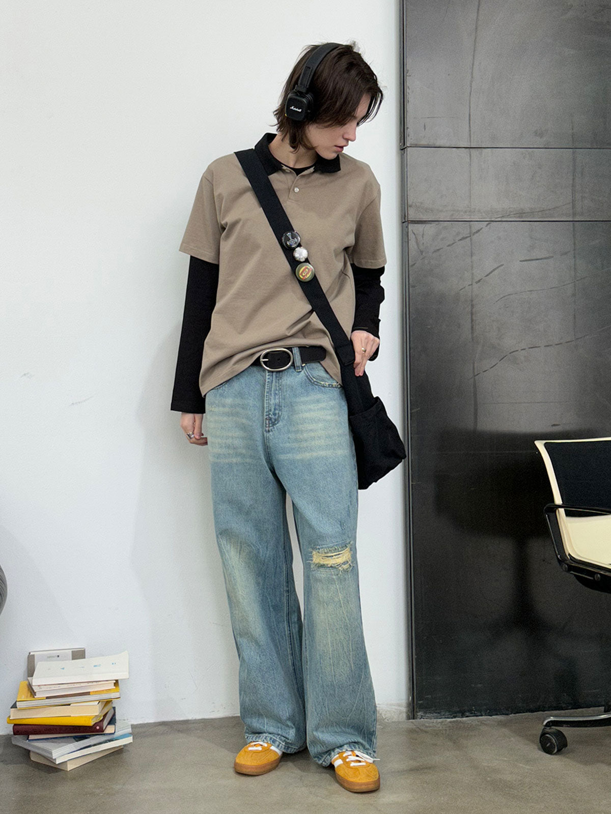 モデル画像: モデルが着用したアメリカンヴィンテージ風の破れストレートジーンズの展示