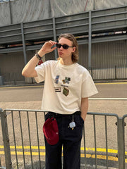 モデル画像: モデルが着用するユニークな柄デザインのクロップドTシャツ