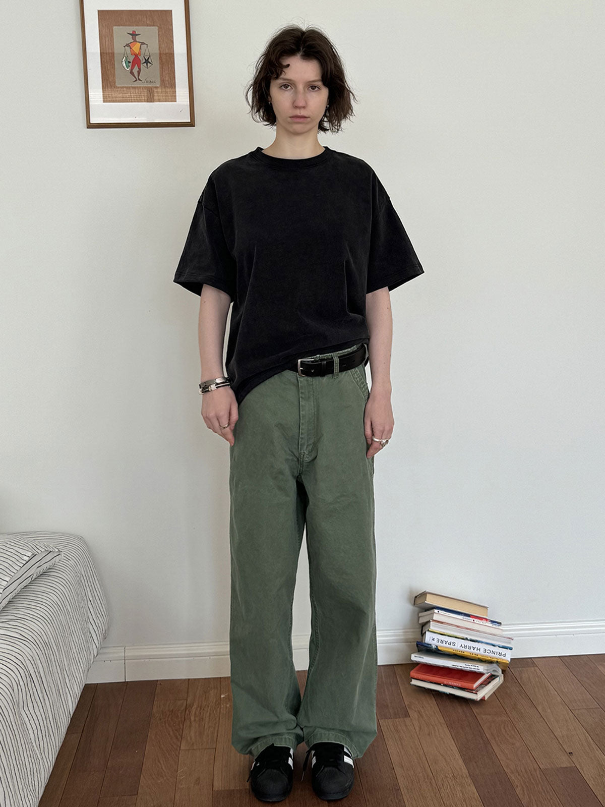 モデルが着用したヴィンテージ風ストレートパラトルーパーカーゴパンツ