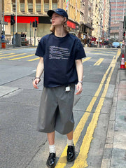 モデルが着用したヴィンテージ風ツイストレタープリントフィットクロップドTシャツ