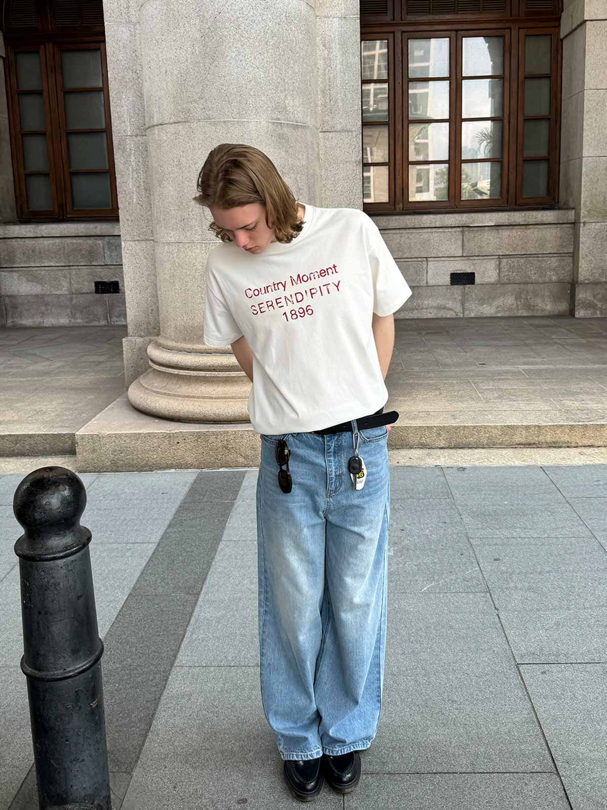 モデルが着用したヴィンテージプリントのクルーネック半袖Tシャツ