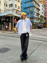 モデルが着用する毛羽加工ブルーストライプ半袖シャツ