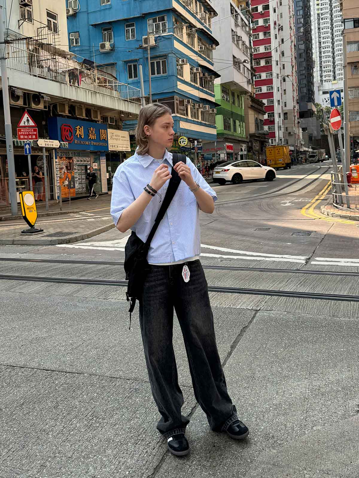 モデルが着用する毛羽加工ブルーストライプ半袖シャツ