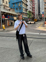 モデルが着用する毛羽加工ブルーストライプ半袖シャツ