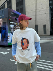 モデルが着用するユーモアデジタルプリントTシャツの展示