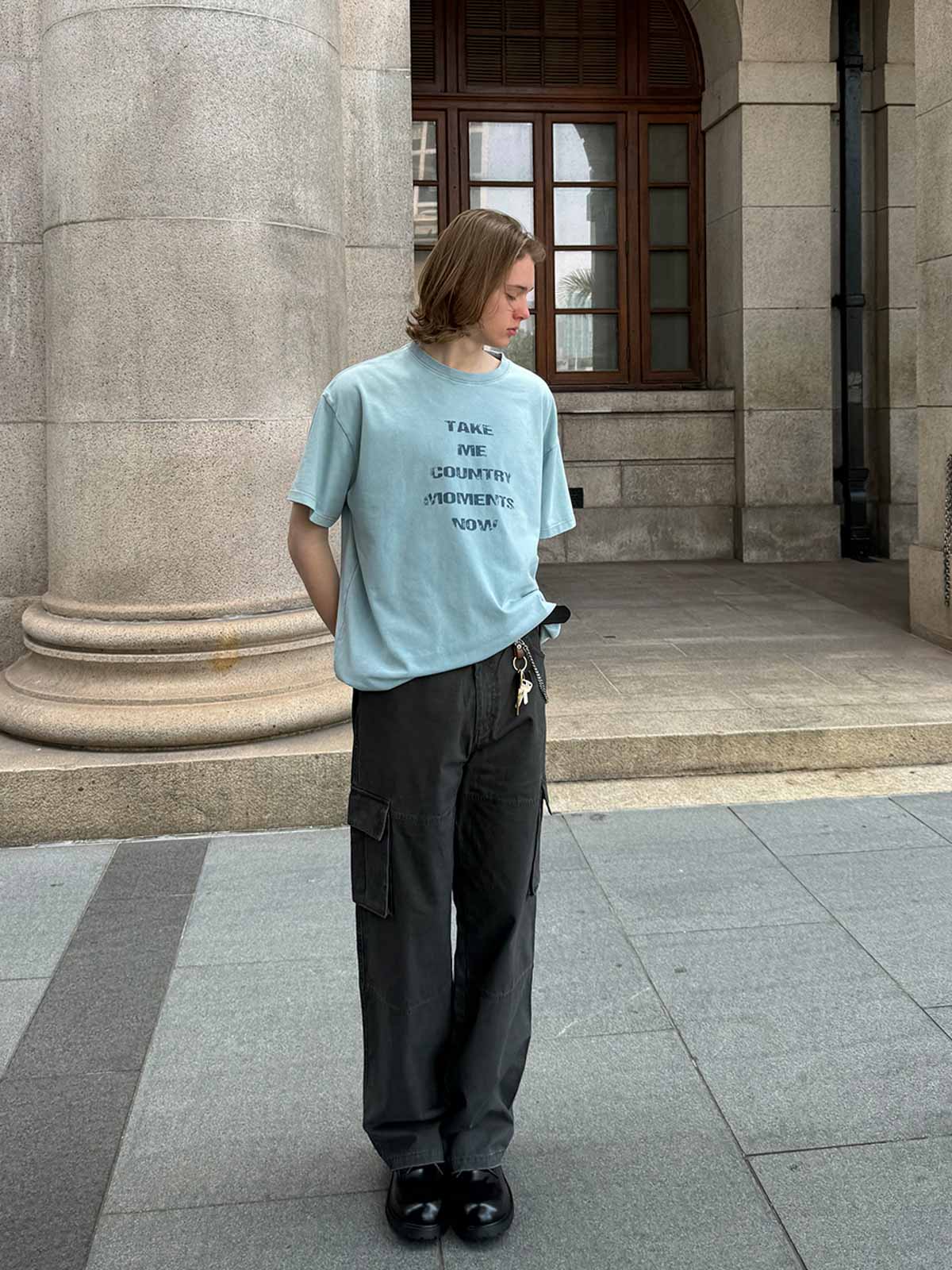 モデルが着用するヴィンテージウォッシュダメージプリントTシャツの展示