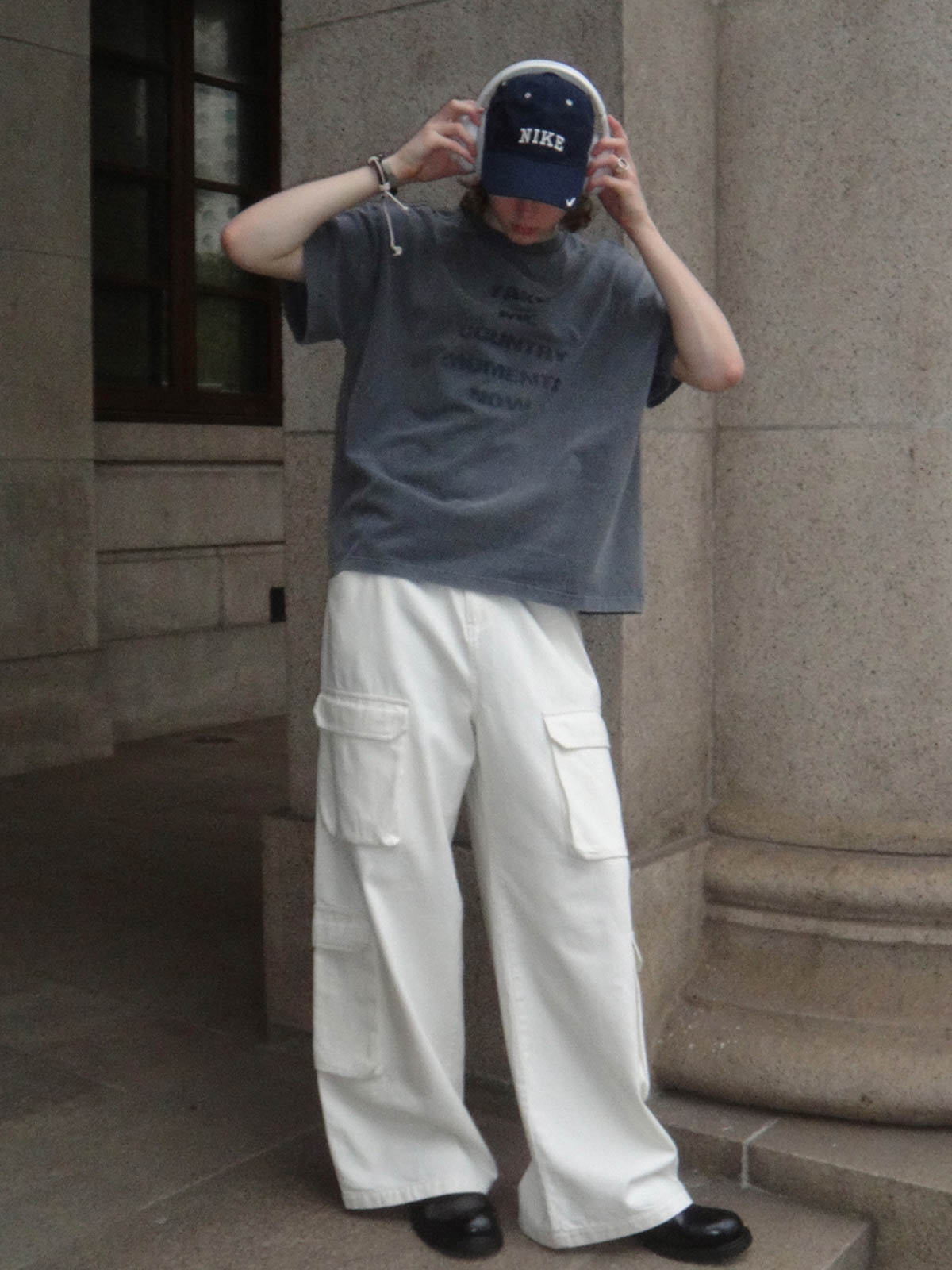 モデルが着用するヴィンテージウォッシュダメージプリントTシャツの展示