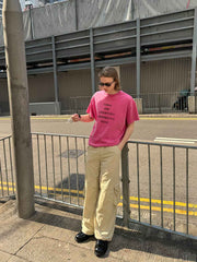 モデルが着用するヴィンテージウォッシュダメージプリントTシャツの展示