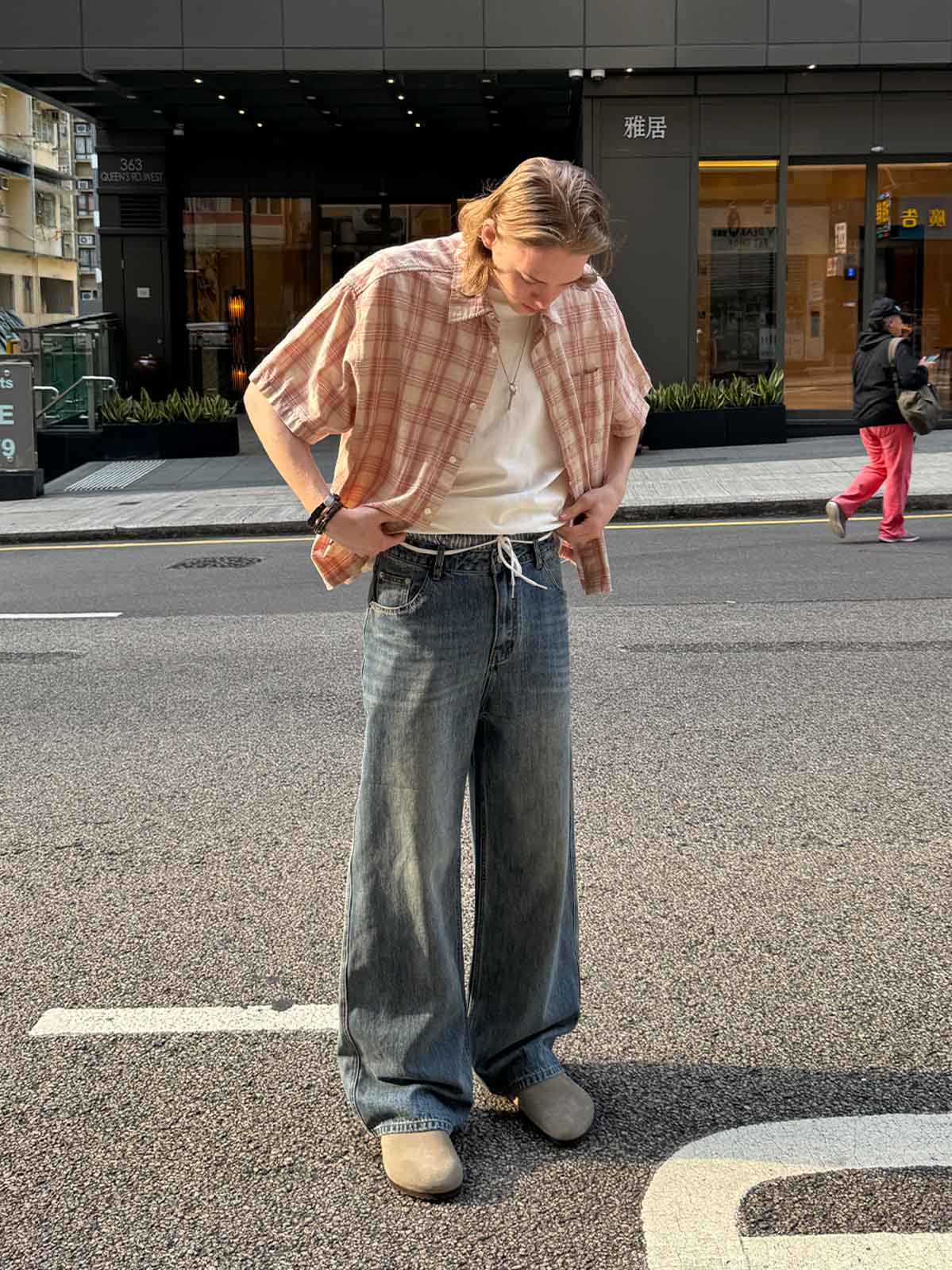 モデルが着用するヴィンテージチェック柄半袖シャツの展示