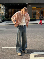 モデルが着用するヴィンテージチェック柄半袖シャツの展示