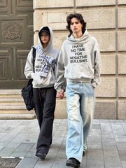 モデルが着用するヴィンテージカーキストレートワークパンツ