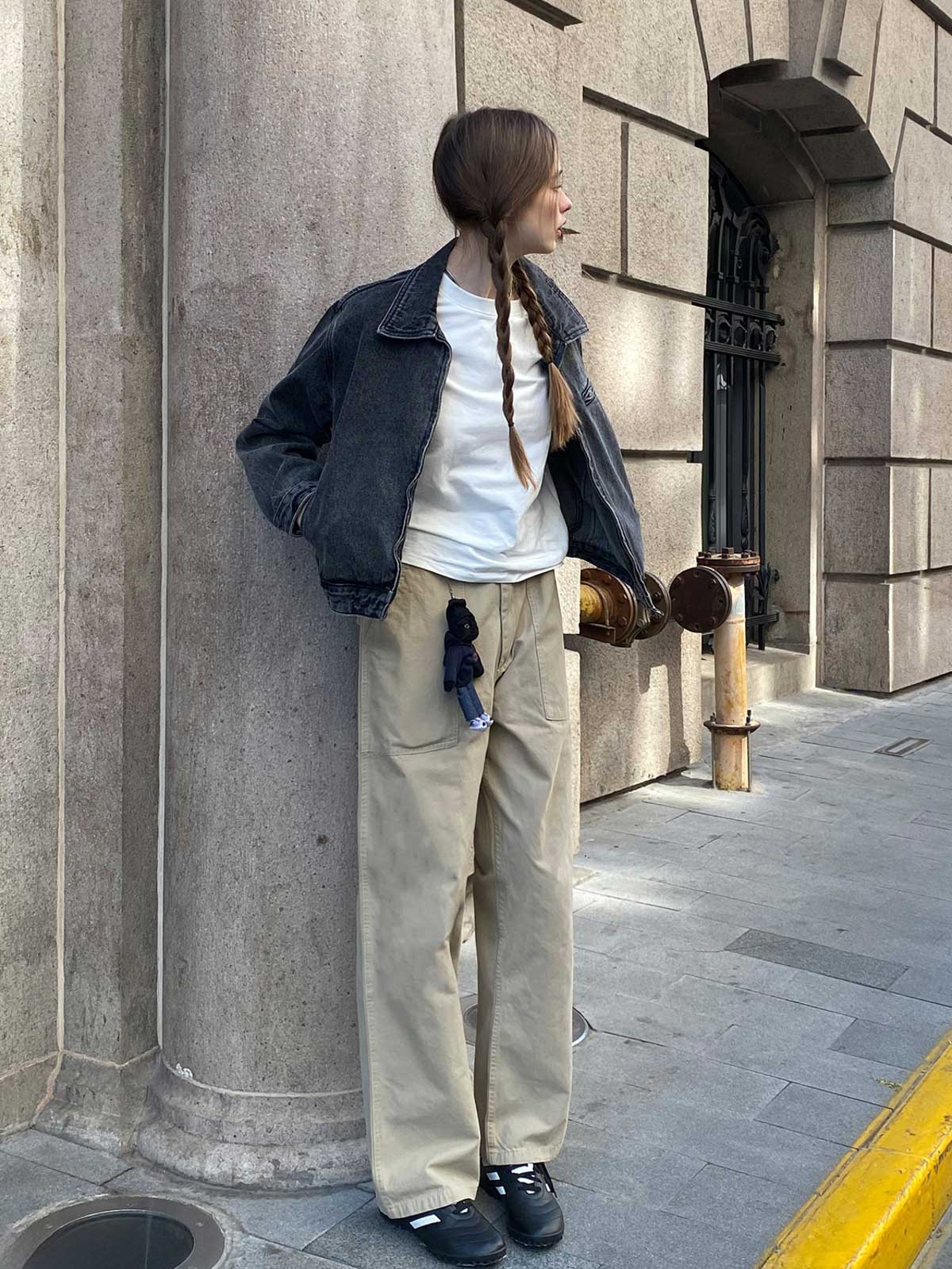 モデルが着用するヴィンテージカーキストレートワークパンツ