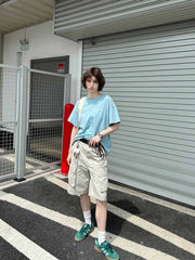 モデルが着用するヴィンテージルーズフィットワークショーツの展示