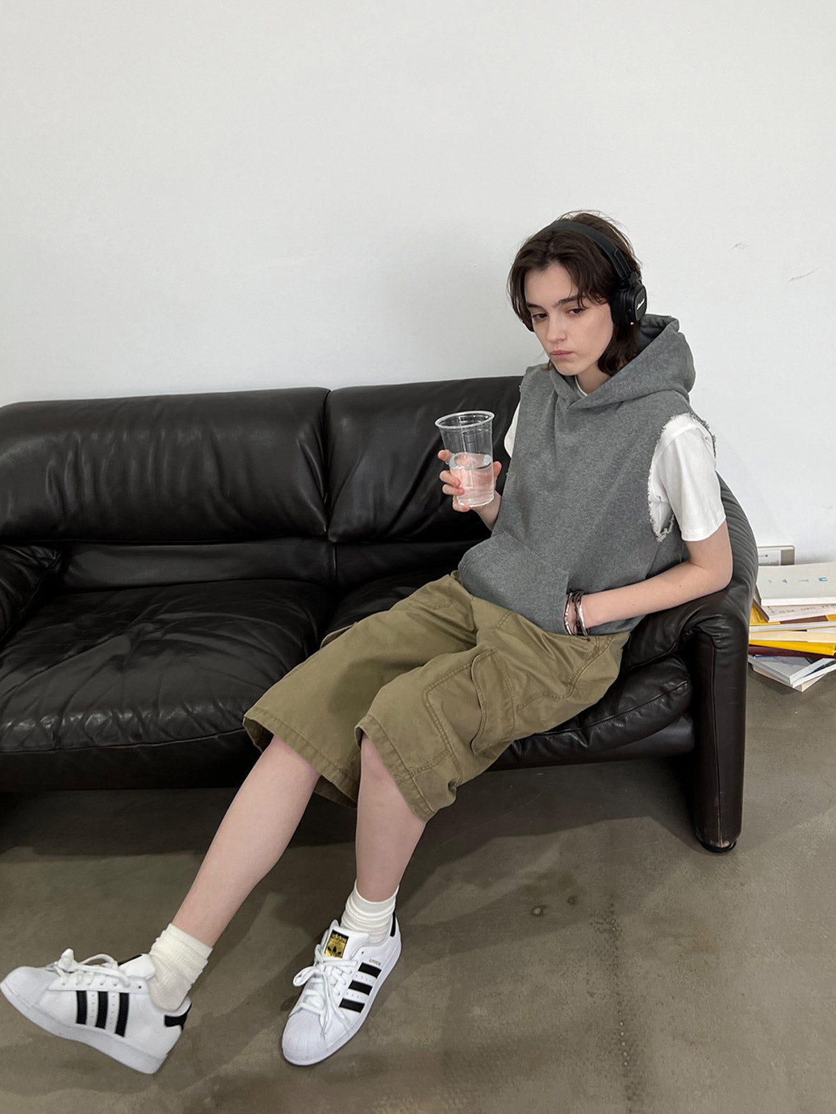 モデルが着用するヘビーウェイトノースリーブフーディの展示