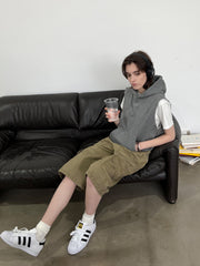 モデルが着用するヘビーウェイトノースリーブフーディの展示