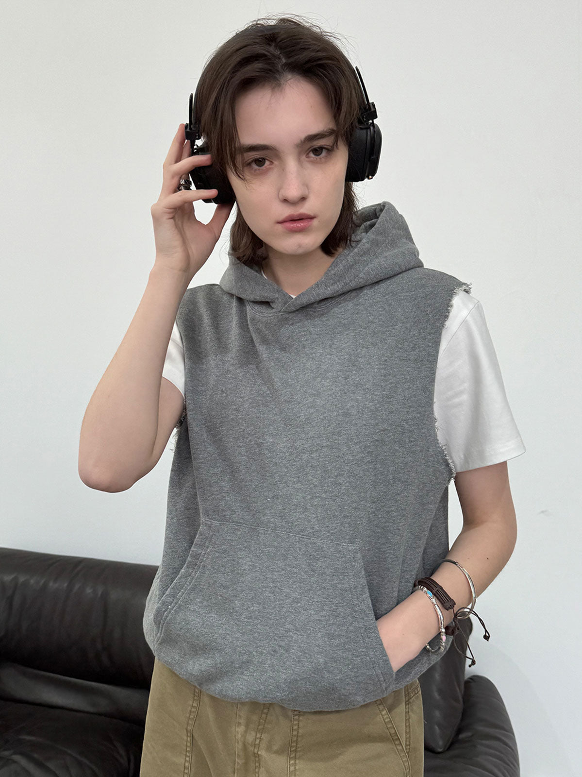 モデルが着用するヘビーウェイトノースリーブフーディの展示