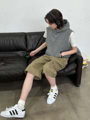 モデルが着用するヘビーウェイトノースリーブフーディの展示