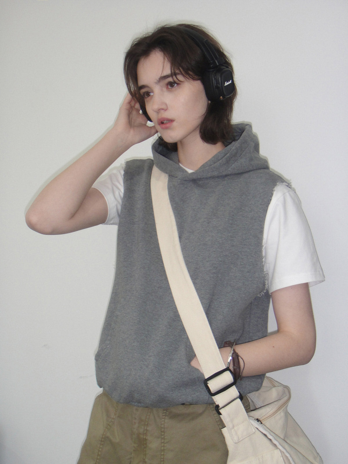 モデルが着用するヘビーウェイトノースリーブフーディの展示