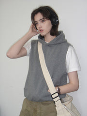 モデルが着用するヘビーウェイトノースリーブフーディの展示