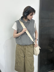 モデルが着用するヘビーウェイトノースリーブフーディの展示