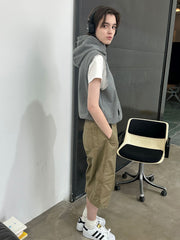 モデルが着用するヘビーウェイトノースリーブフーディの展示