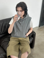 モデルが着用するヘビーウェイトノースリーブフーディの展示