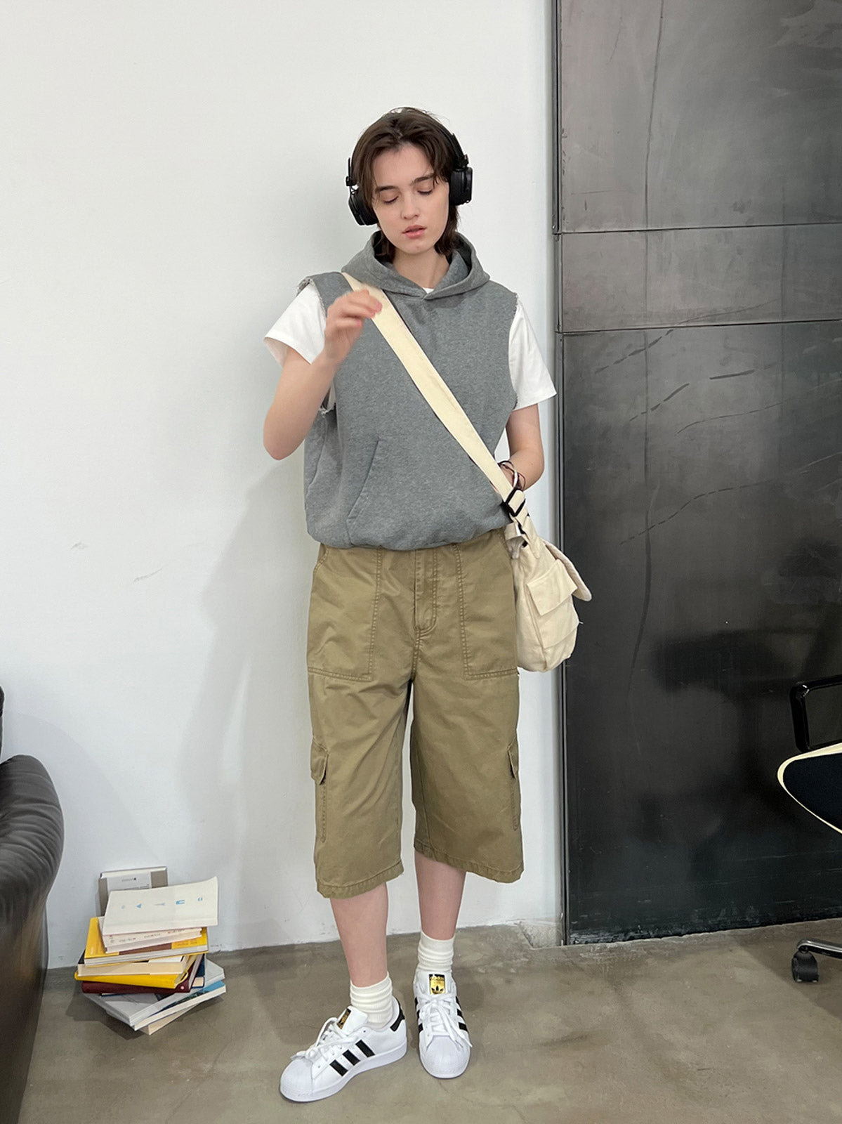 モデルが着用するヘビーウェイトノースリーブフーディの展示