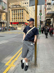 モデルが着用するグレーのストレートドレープクロップドパンツ