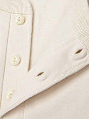 ヘンリーネック半袖Tシャツの前立て部分のクローズアップ。細かいボタンのディテールと高品質のコットン生地が特徴です。