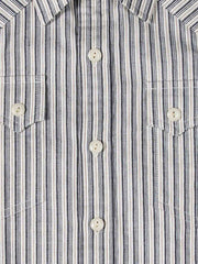 レトロ細ストライプシャツの繊細な縫い目とボタンのディテールクローズアップ。職人技と精巧な全埋め込みエッジ処理技術が見える。