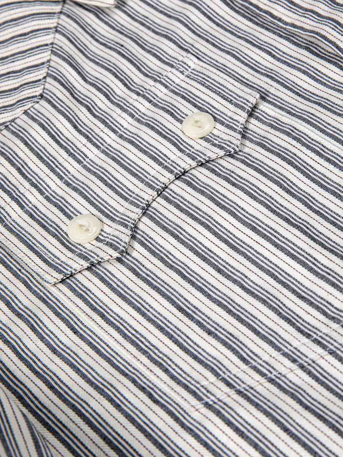 レトロ細ストライプシャツの繊細な縫い目とボタンのディテールクローズアップ。職人技と精巧な全埋め込みエッジ処理技術が見える。