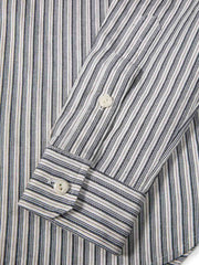 レトロ細ストライプシャツの繊細な縫い目とボタンのディテールクローズアップ。職人技と精巧な全埋め込みエッジ処理技術が見える。