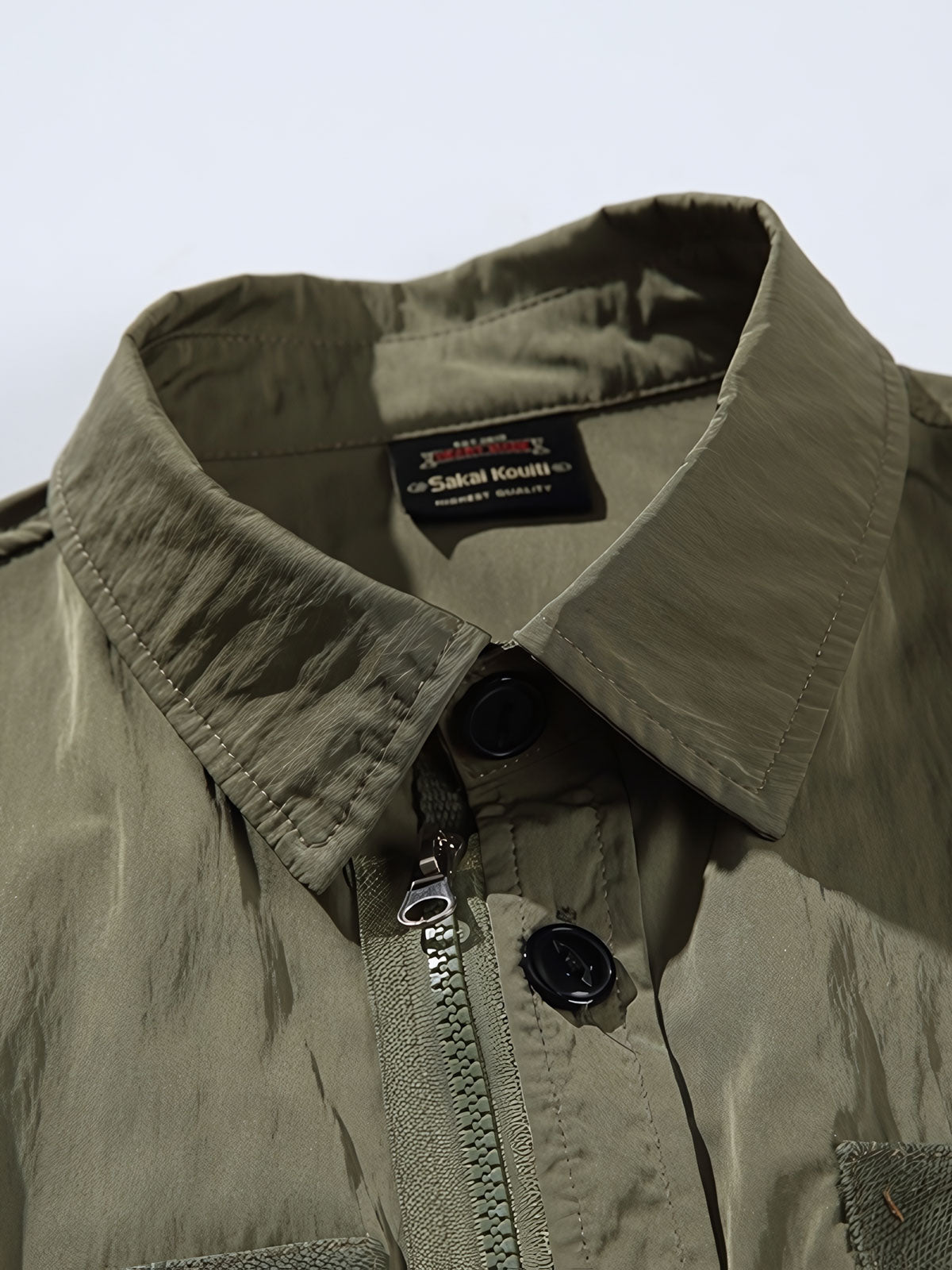 パッチワークディテールと多機能ポケットの特写