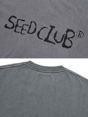 Tシャツの手書き風ロゴプリントのディテール