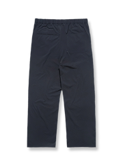 詳細画像: パンツの調整可能なウエストと裾のディテール特写