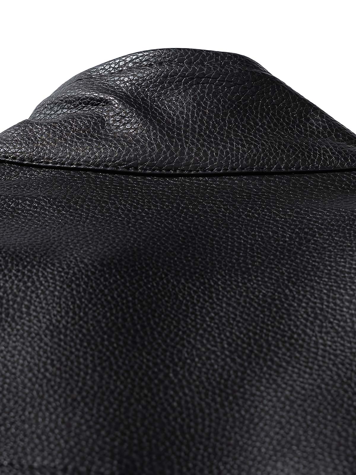 製品画像
"スタンドカラー厚手ライダースジャケット、クラシックなライダースデザインにモダンな要素を融合、内側に厚手の中綿を使用し、PUレザー外層に繊細なシボ加工が施された高級感のあるジャケット"
詳細画像
"スタンドカラー厚手ライダースジャケット、立体的なポケットと金属ジッパーのディテール、寒い季節にも最適な保温性と防風性を提供、上品なシボ加工で耐久性も抜群"