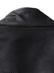 製品画像
"スタンドカラー厚手ライダースジャケット、クラシックなライダースデザインにモダンな要素を融合、内側に厚手の中綿を使用し、PUレザー外層に繊細なシボ加工が施された高級感のあるジャケット"
詳細画像
"スタンドカラー厚手ライダースジャケット、立体的なポケットと金属ジッパーのディテール、寒い季節にも最適な保温性と防風性を提供、上品なシボ加工で耐久性も抜群"