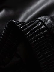 製品画像
"スタンドカラー厚手ライダースジャケット、クラシックなライダースデザインにモダンな要素を融合、内側に厚手の中綿を使用し、PUレザー外層に繊細なシボ加工が施された高級感のあるジャケット"
詳細画像
"スタンドカラー厚手ライダースジャケット、立体的なポケットと金属ジッパーのディテール、寒い季節にも最適な保温性と防風性を提供、上品なシボ加工で耐久性も抜群"