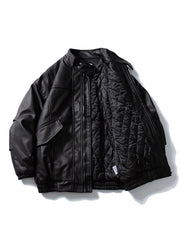 製品画像
"スタンドカラー厚手ライダースジャケット、クラシックなライダースデザインにモダンな要素を融合、内側に厚手の中綿を使用し、PUレザー外層に繊細なシボ加工が施された高級感のあるジャケット"
詳細画像
"スタンドカラー厚手ライダースジャケット、立体的なポケットと金属ジッパーのディテール、寒い季節にも最適な保温性と防風性を提供、上品なシボ加工で耐久性も抜群"