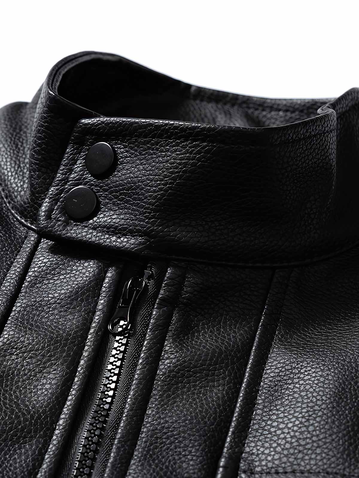 製品画像
"スタンドカラー厚手ライダースジャケット、クラシックなライダースデザインにモダンな要素を融合、内側に厚手の中綿を使用し、PUレザー外層に繊細なシボ加工が施された高級感のあるジャケット"
詳細画像
"スタンドカラー厚手ライダースジャケット、立体的なポケットと金属ジッパーのディテール、寒い季節にも最適な保温性と防風性を提供、上品なシボ加工で耐久性も抜群"