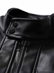 製品画像
"スタンドカラー厚手ライダースジャケット、クラシックなライダースデザインにモダンな要素を融合、内側に厚手の中綿を使用し、PUレザー外層に繊細なシボ加工が施された高級感のあるジャケット"
詳細画像
"スタンドカラー厚手ライダースジャケット、立体的なポケットと金属ジッパーのディテール、寒い季節にも最適な保温性と防風性を提供、上品なシボ加工で耐久性も抜群"