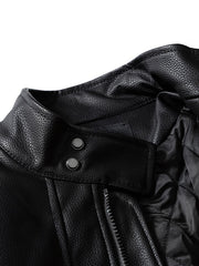 製品画像
"スタンドカラー厚手ライダースジャケット、クラシックなライダースデザインにモダンな要素を融合、内側に厚手の中綿を使用し、PUレザー外層に繊細なシボ加工が施された高級感のあるジャケット"
詳細画像
"スタンドカラー厚手ライダースジャケット、立体的なポケットと金属ジッパーのディテール、寒い季節にも最適な保温性と防風性を提供、上品なシボ加工で耐久性も抜群"