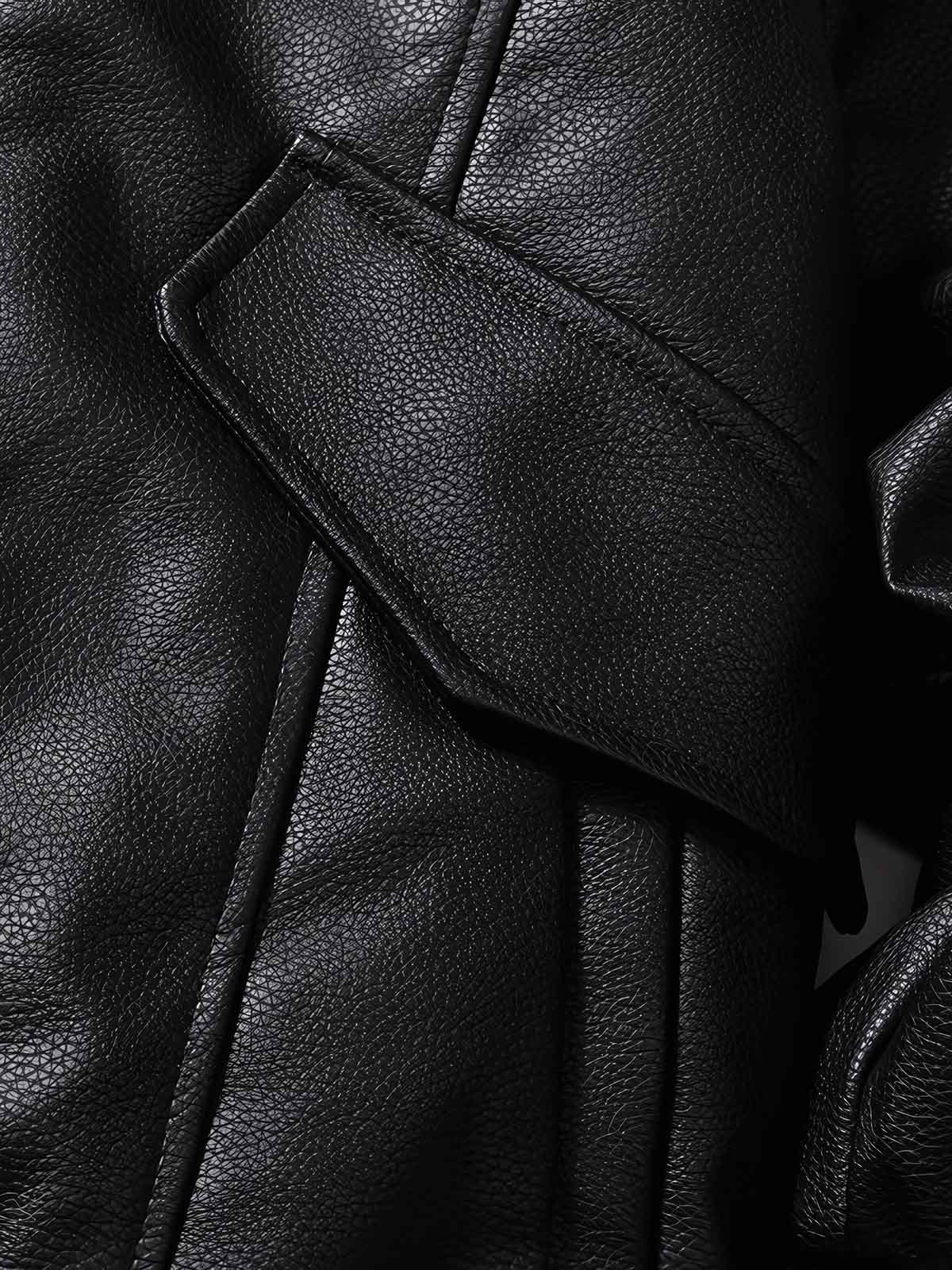 製品画像
"スタンドカラー厚手ライダースジャケット、クラシックなライダースデザインにモダンな要素を融合、内側に厚手の中綿を使用し、PUレザー外層に繊細なシボ加工が施された高級感のあるジャケット"
詳細画像
"スタンドカラー厚手ライダースジャケット、立体的なポケットと金属ジッパーのディテール、寒い季節にも最適な保温性と防風性を提供、上品なシボ加工で耐久性も抜群"