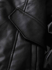 製品画像
"スタンドカラー厚手ライダースジャケット、クラシックなライダースデザインにモダンな要素を融合、内側に厚手の中綿を使用し、PUレザー外層に繊細なシボ加工が施された高級感のあるジャケット"
詳細画像
"スタンドカラー厚手ライダースジャケット、立体的なポケットと金属ジッパーのディテール、寒い季節にも最適な保温性と防風性を提供、上品なシボ加工で耐久性も抜群"