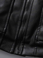 製品画像
"スタンドカラー厚手ライダースジャケット、クラシックなライダースデザインにモダンな要素を融合、内側に厚手の中綿を使用し、PUレザー外層に繊細なシボ加工が施された高級感のあるジャケット"
詳細画像
"スタンドカラー厚手ライダースジャケット、立体的なポケットと金属ジッパーのディテール、寒い季節にも最適な保温性と防風性を提供、上品なシボ加工で耐久性も抜群"