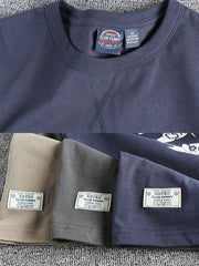 ディテールクローズアップ:レーシングスカル柄Tシャツの精巧なスカルプリント、色鮮やかでヴィンテージ感あふれるデザイン