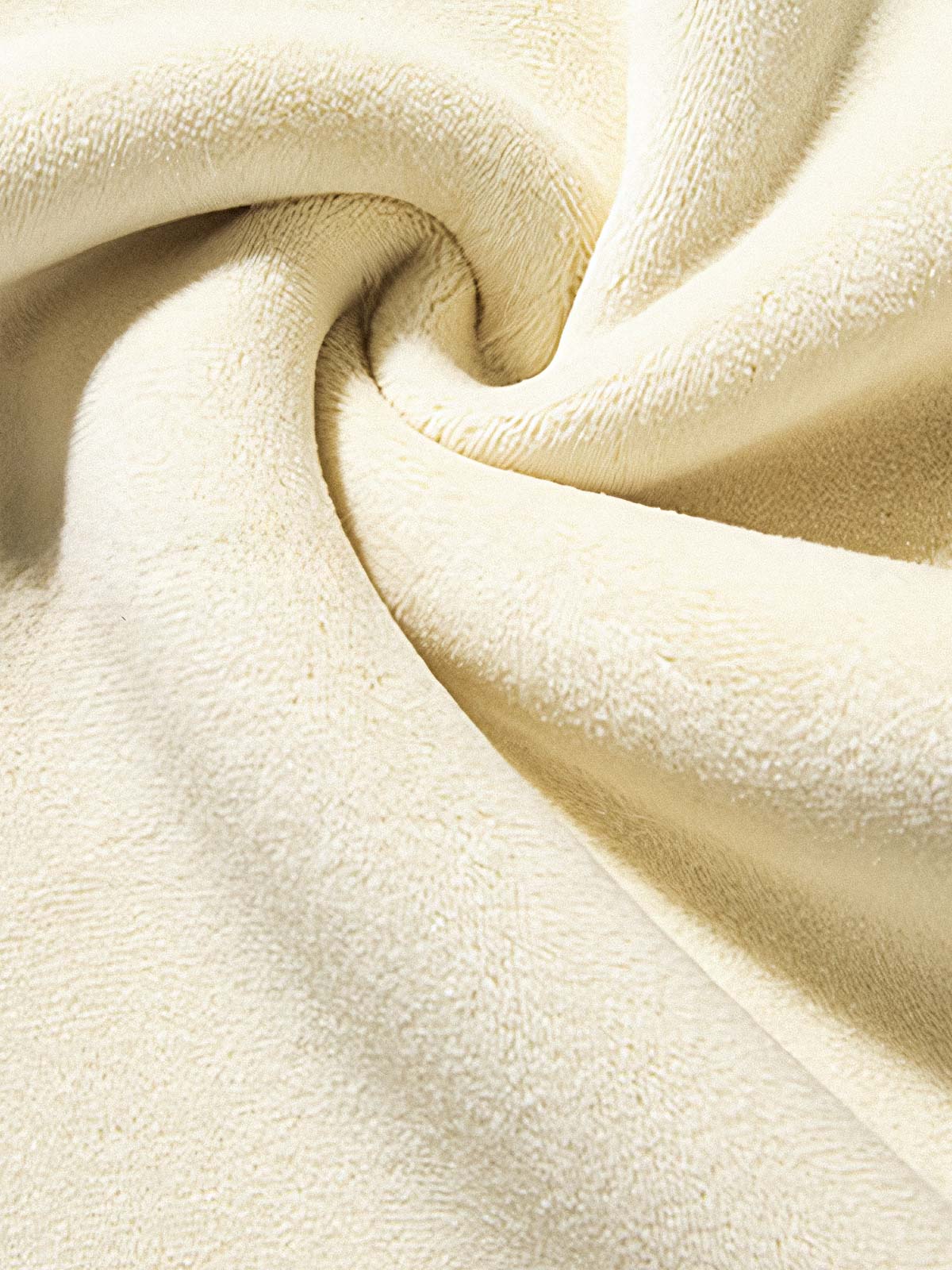 製品画像:
5色のカラーバリエーションが揃った厚手裏起毛フード付きパーカー。柔らかく肌に優しい手触りで、通気性も良好。寒い季節にぴったりな保温性を提供し、ゆったりとしたシルエットで快適な着心地。クラシックで実用性とファッション性を兼ね備えたデザイン。
詳細画像:
厚手の裏起毛素材を使用したフード付きパーカー。ポリエステル素材で作られており、肌に優しく、保温性が高い。ドローコード付きのフードデザインで、機能性とトレンド感を両立。