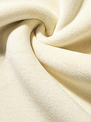 製品画像:
5色のカラーバリエーションが揃った厚手裏起毛フード付きパーカー。柔らかく肌に優しい手触りで、通気性も良好。寒い季節にぴったりな保温性を提供し、ゆったりとしたシルエットで快適な着心地。クラシックで実用性とファッション性を兼ね備えたデザイン。
詳細画像:
厚手の裏起毛素材を使用したフード付きパーカー。ポリエステル素材で作られており、肌に優しく、保温性が高い。ドローコード付きのフードデザインで、機能性とトレンド感を両立。