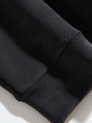 製品画像:
5色のカラーバリエーションが揃った厚手裏起毛フード付きパーカー。柔らかく肌に優しい手触りで、通気性も良好。寒い季節にぴったりな保温性を提供し、ゆったりとしたシルエットで快適な着心地。クラシックで実用性とファッション性を兼ね備えたデザイン。
詳細画像:
厚手の裏起毛素材を使用したフード付きパーカー。ポリエステル素材で作られており、肌に優しく、保温性が高い。ドローコード付きのフードデザインで、機能性とトレンド感を両立。