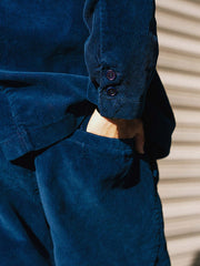 モデルが着用する藍染め手作り植物染め特厚コーデュロイカジュアルスーツの展示図